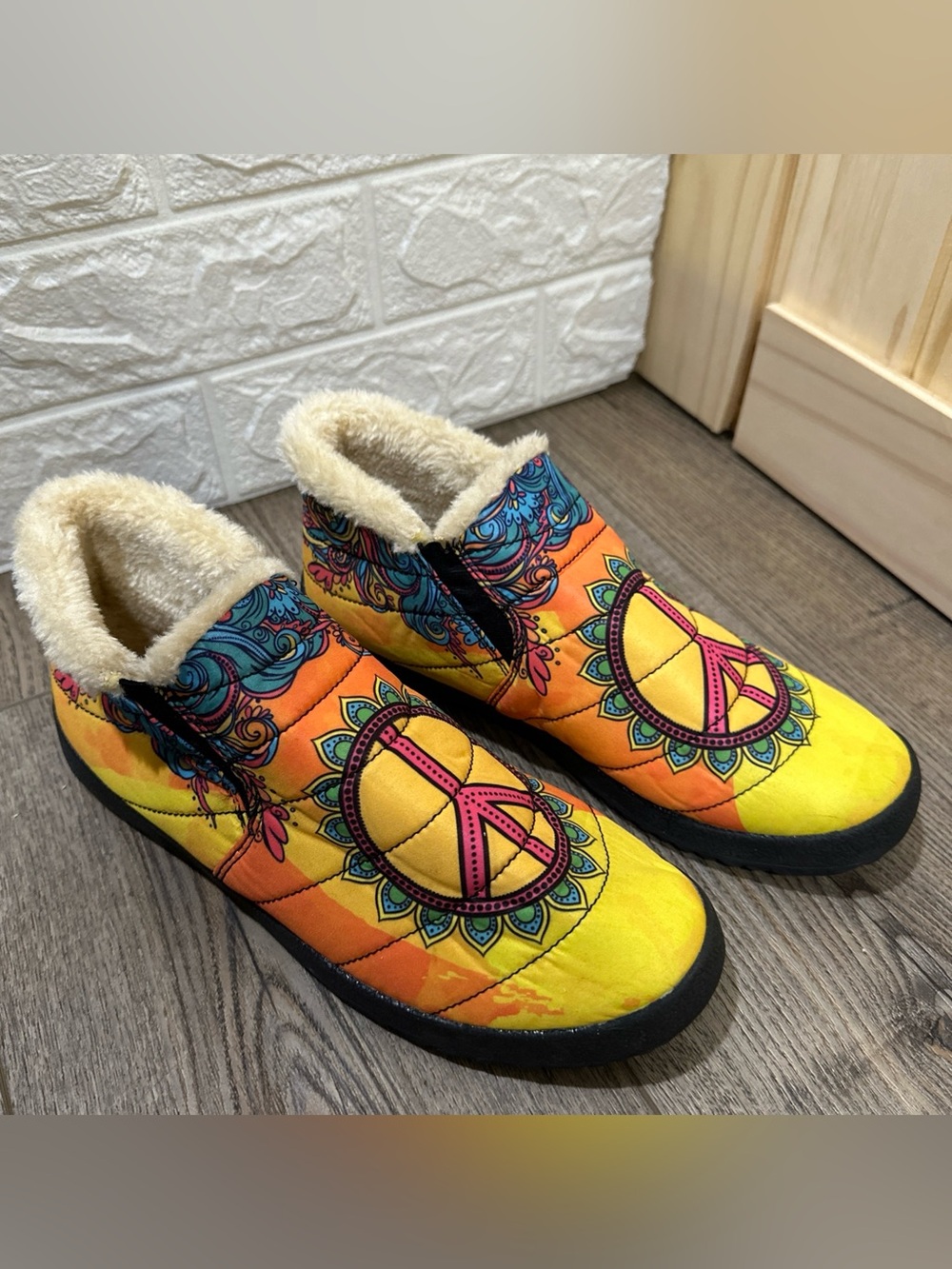 YES WE VIBE Yellow & Orange PEACE SIGN Slip on SHOES UNISEX Womens 9, Mens 7.5
